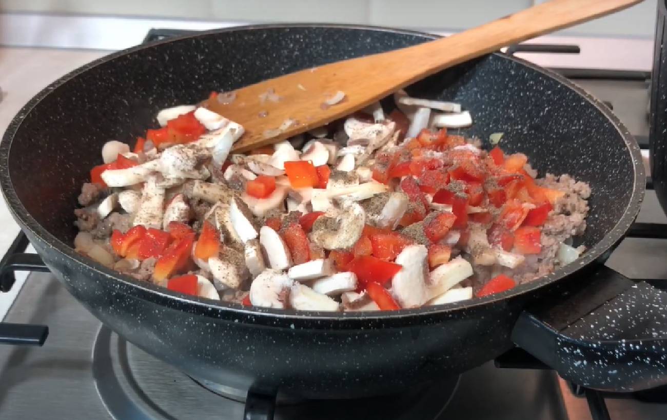 Картопляні гнізда з м'ясом: рецепт смачнючої страви з нескладним приготуванням